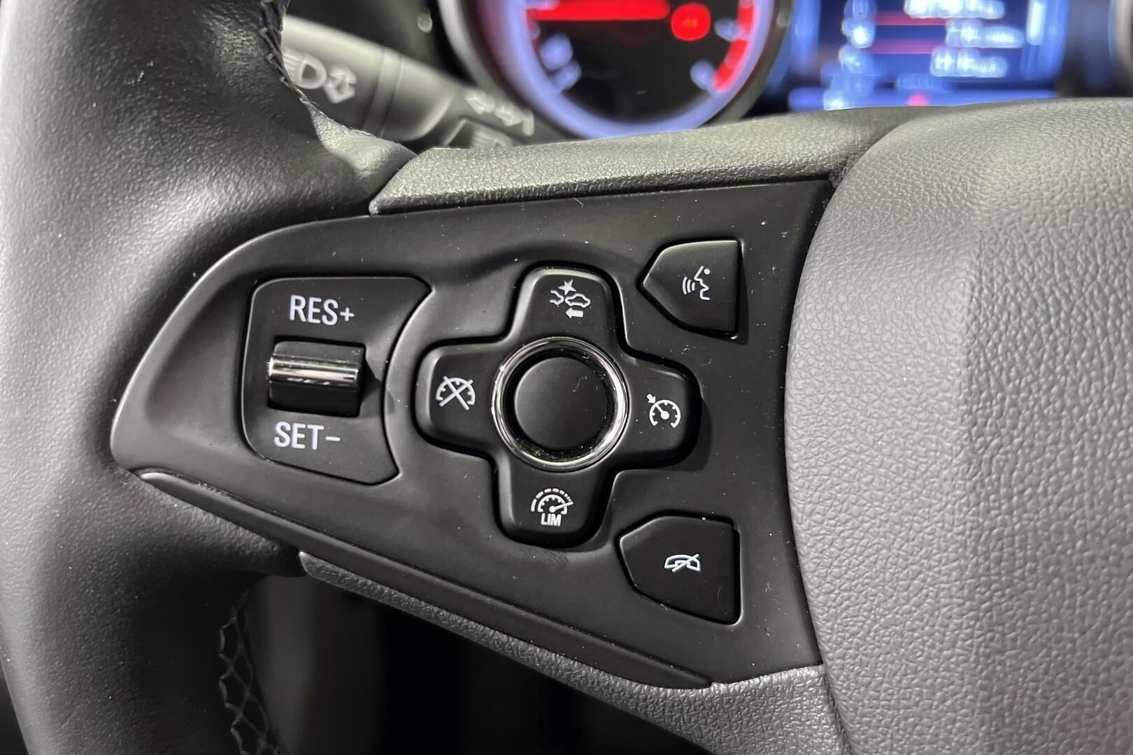 Opel Astra iso kuva 16