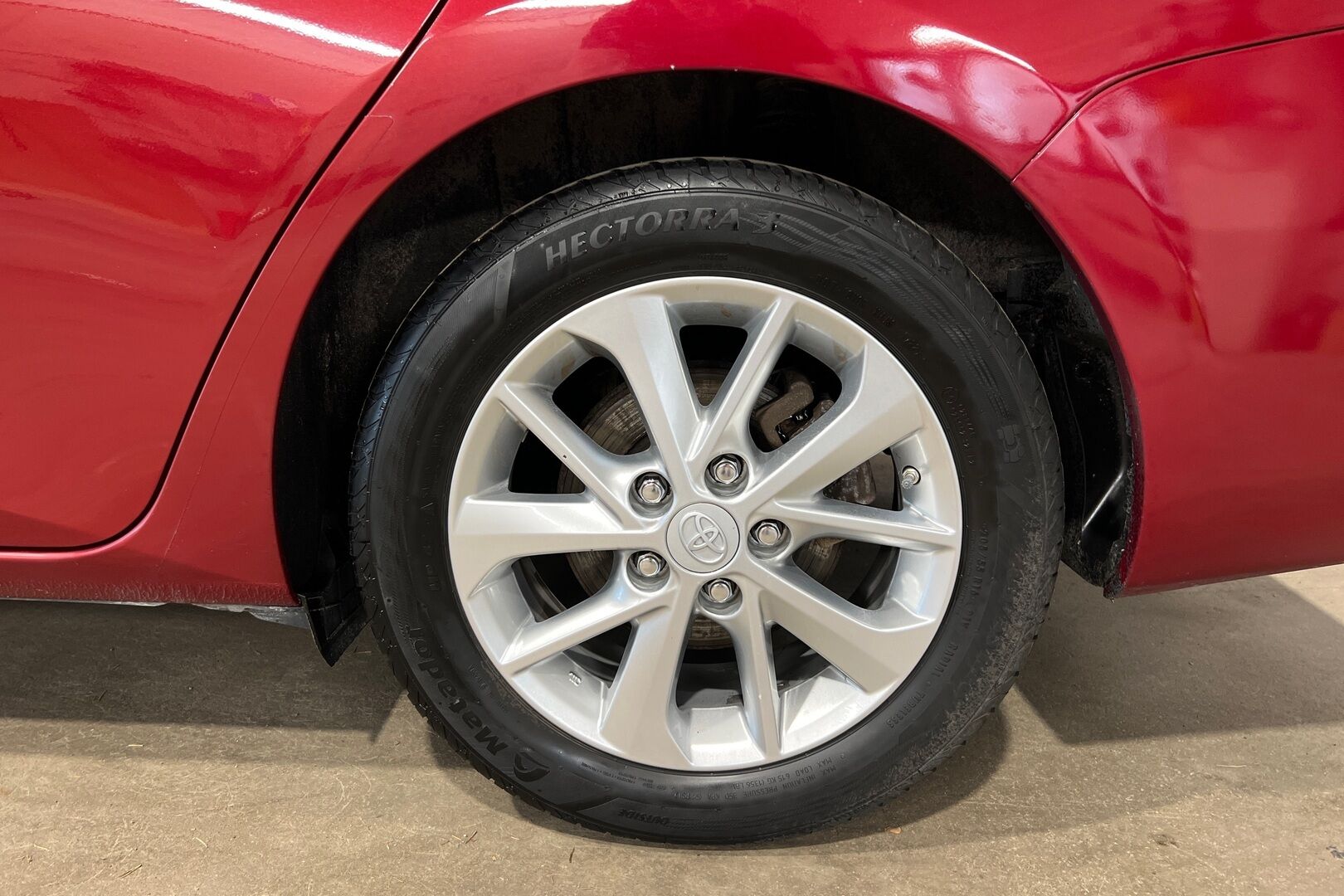Toyota Auris iso kuva 14