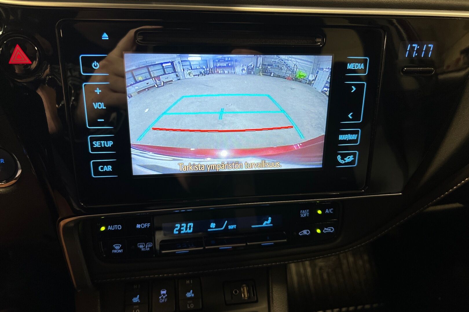 Toyota Auris iso kuva 18