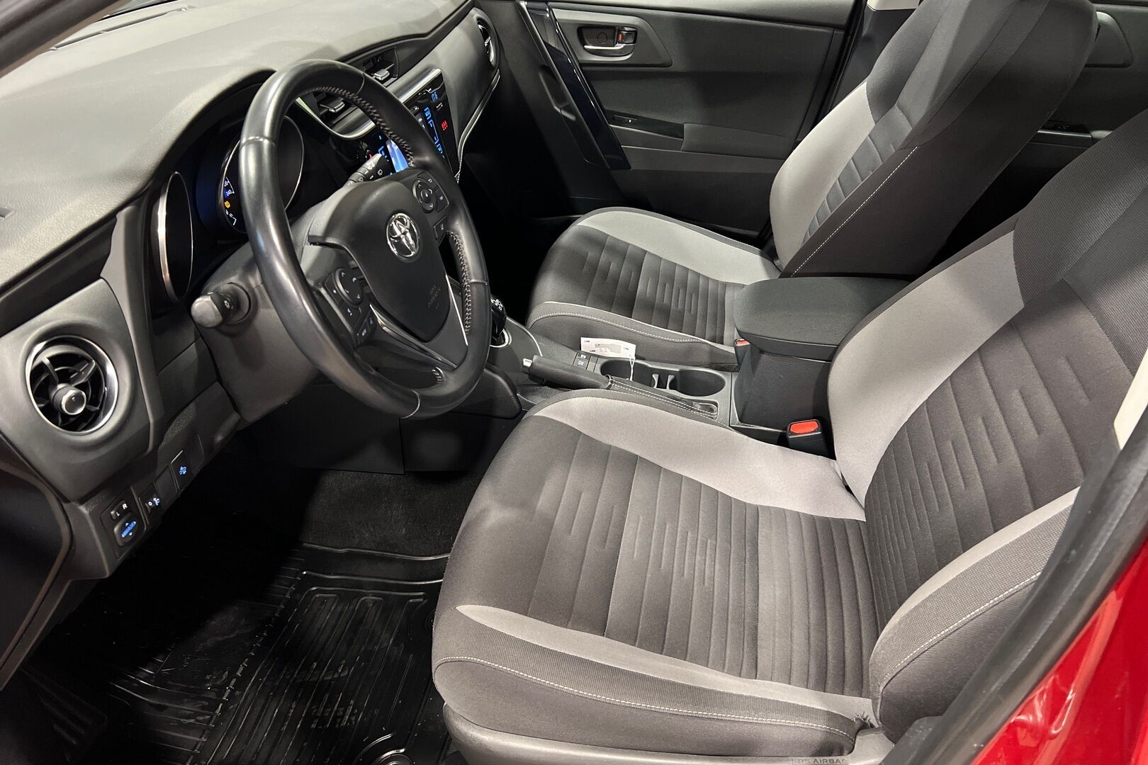 Toyota Auris iso kuva 6