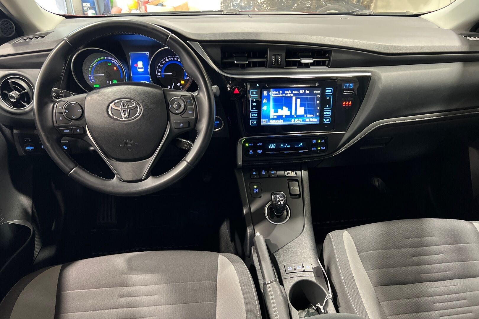 Toyota Auris iso kuva 8