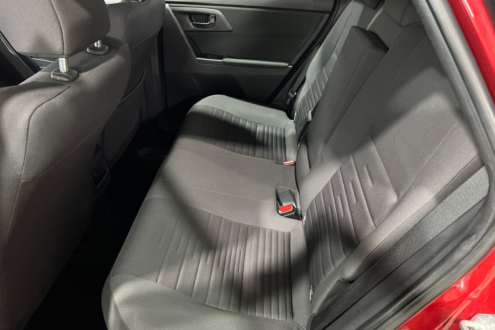 Toyota Auris iso kuva 9