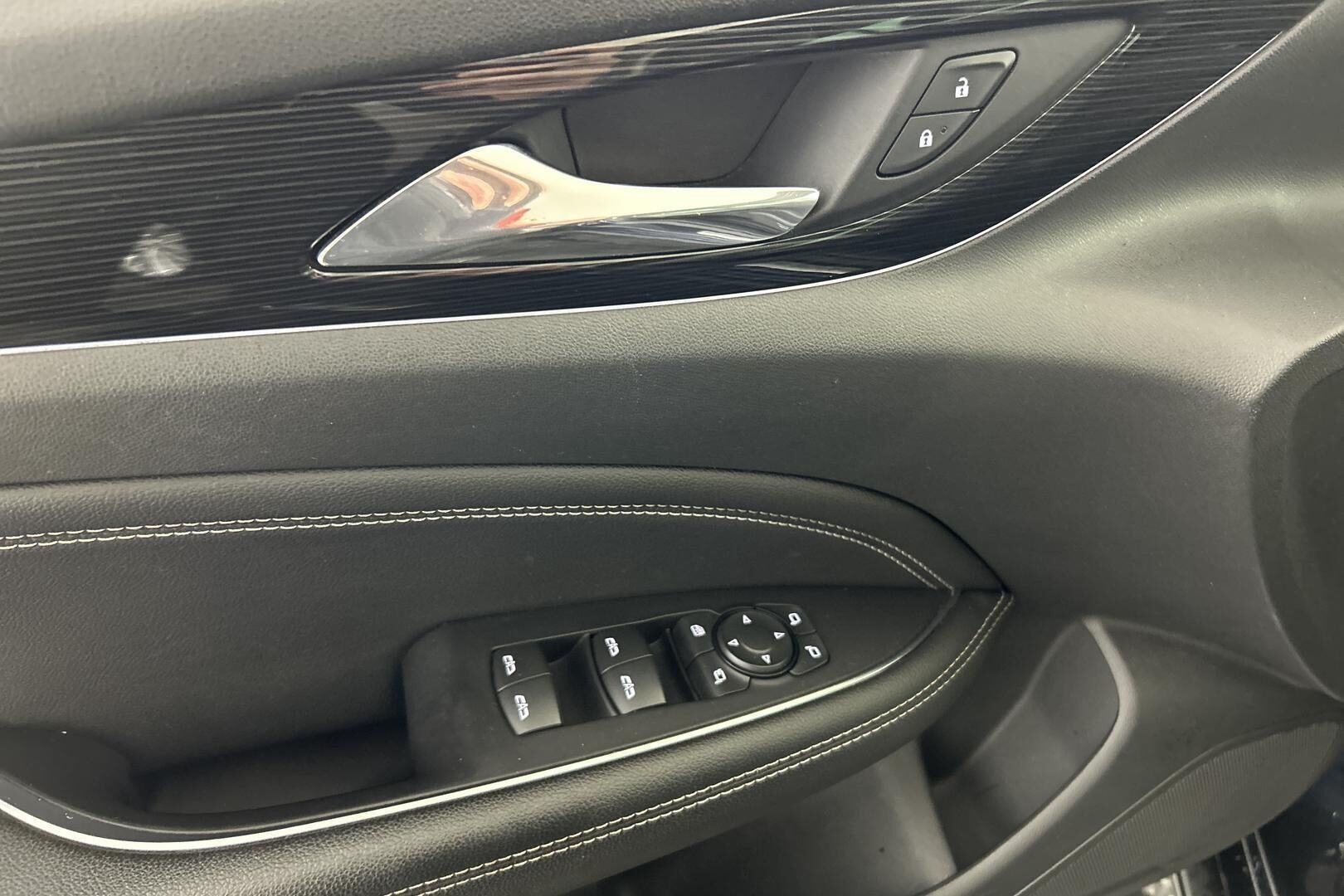 Opel Insignia iso kuva 23