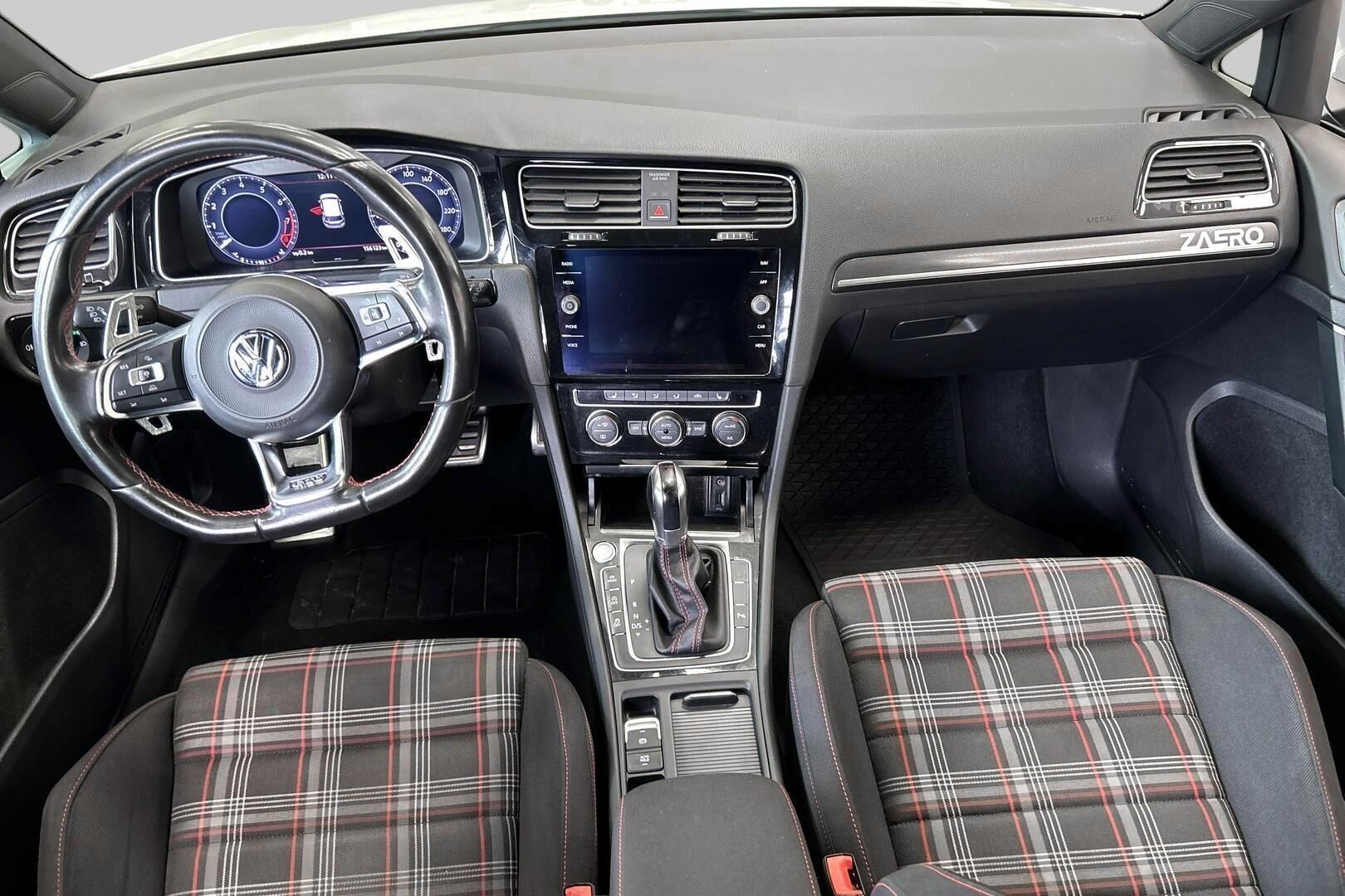 Volkswagen Golf iso kuva 11