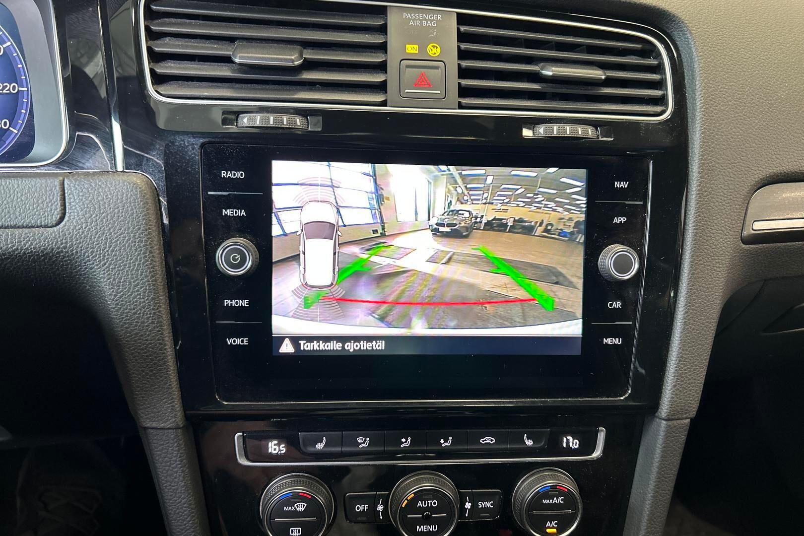 Volkswagen Golf iso kuva 18