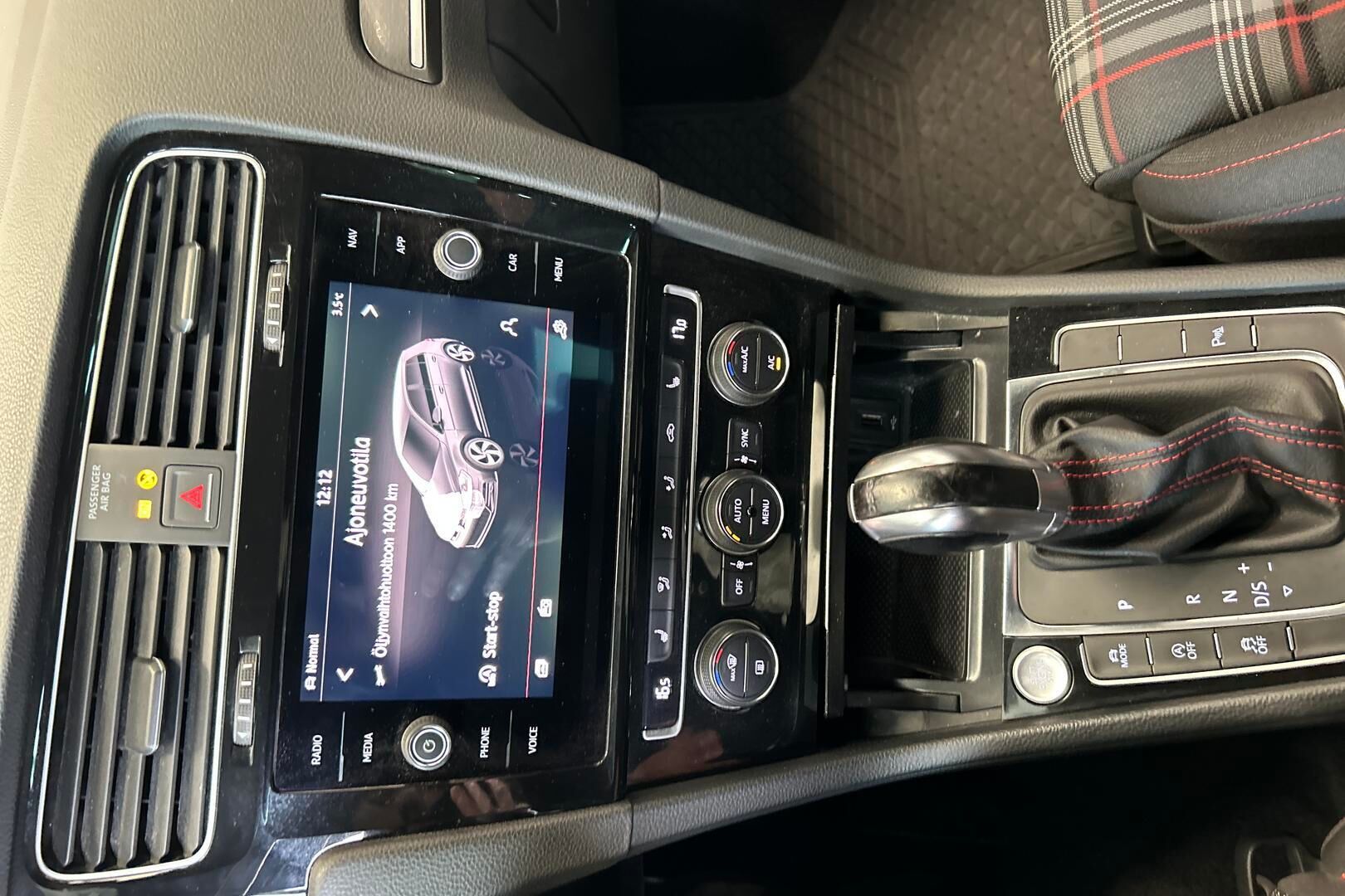 Volkswagen Golf iso kuva 19