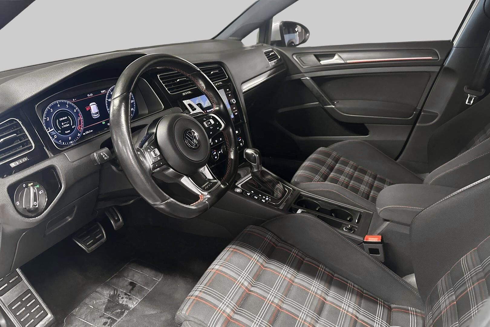 Volkswagen Golf iso kuva 9