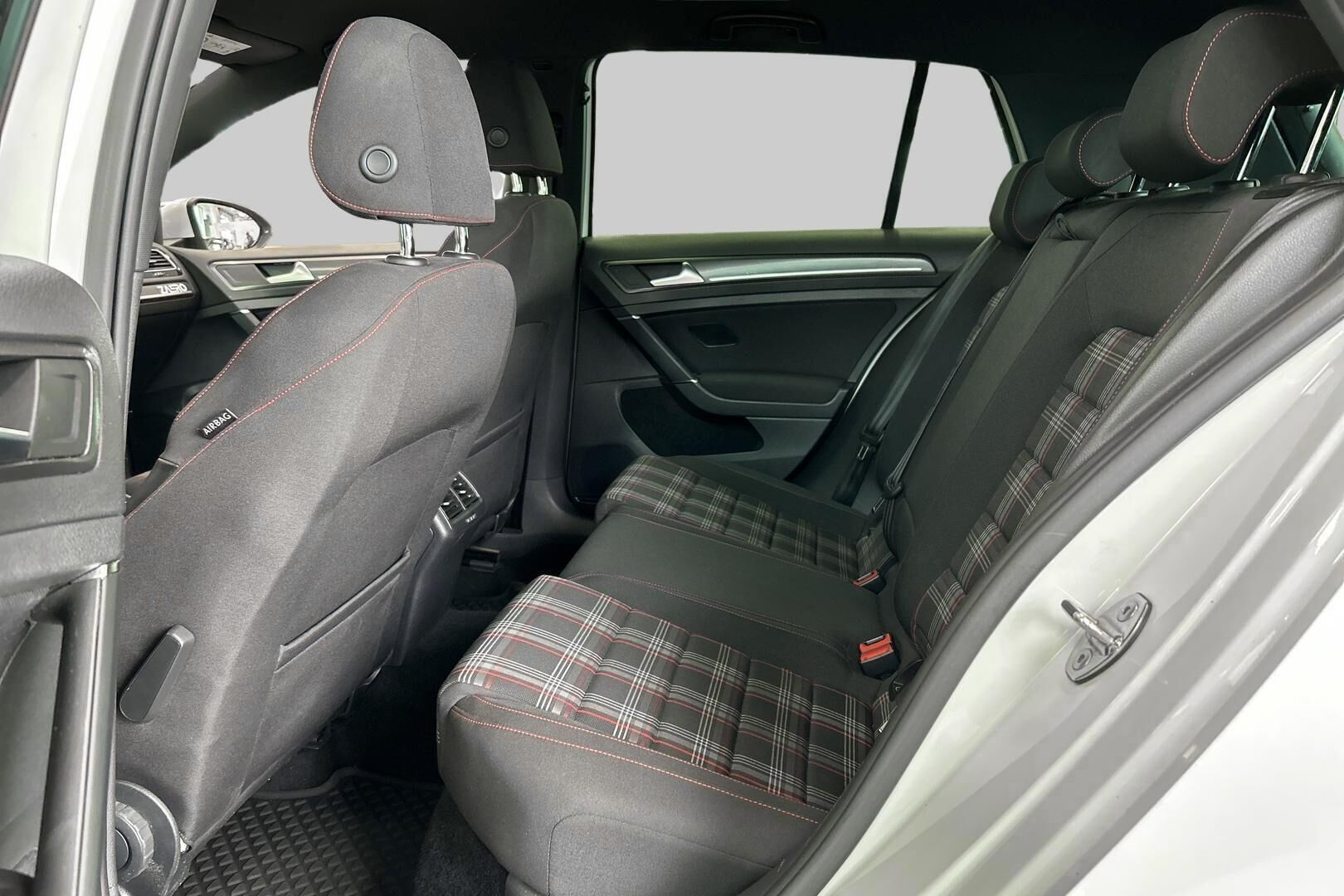 Volkswagen Golf iso kuva 9