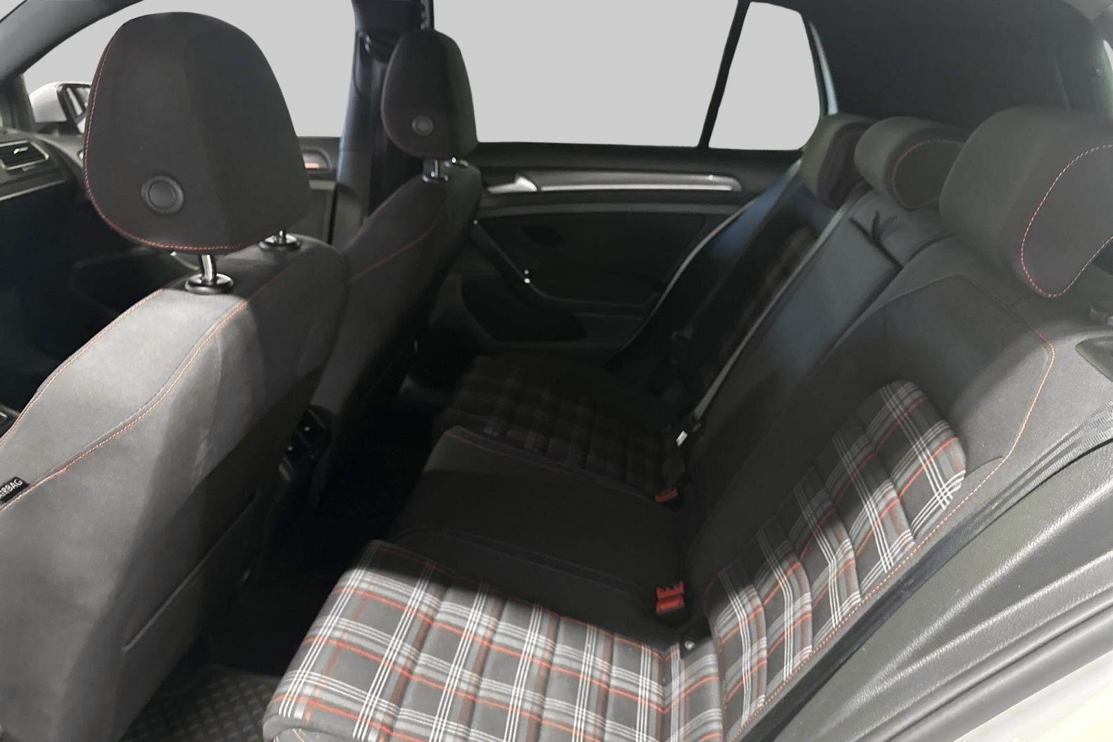 Volkswagen Golf iso kuva 10