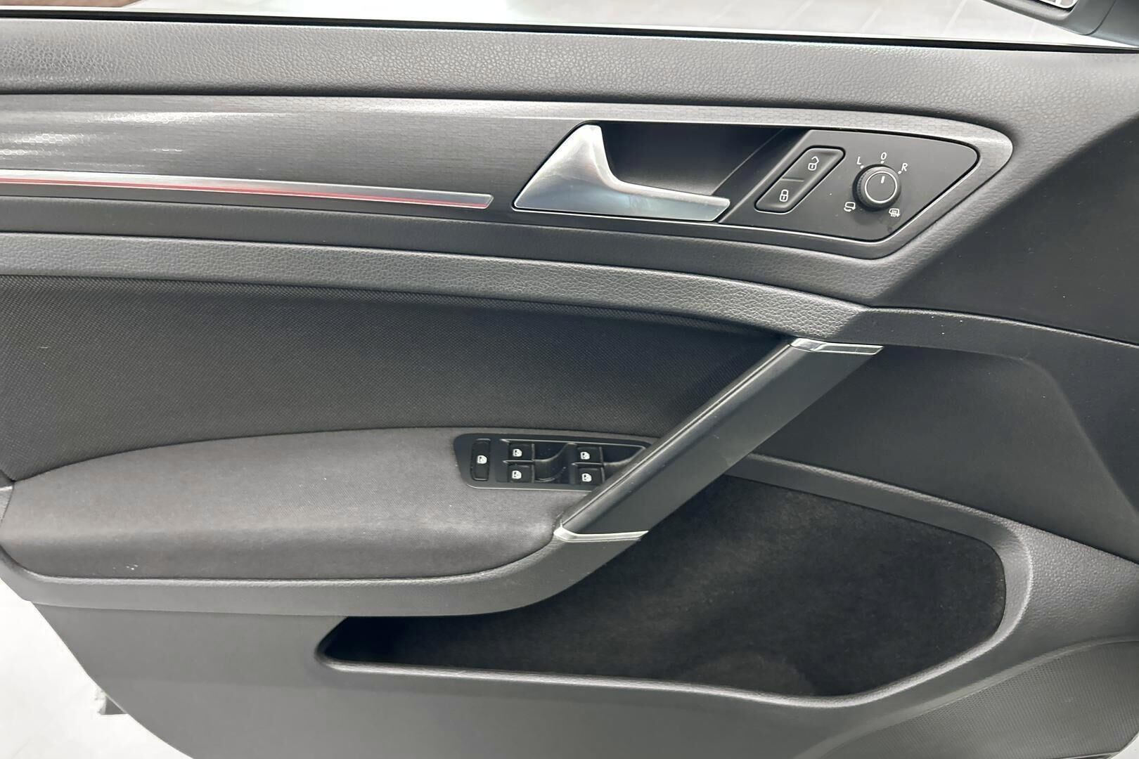 Volkswagen Golf iso kuva 21