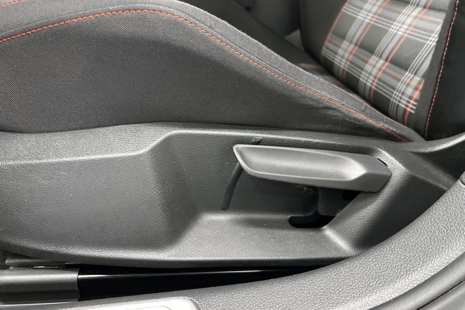 Volkswagen Golf iso kuva 22