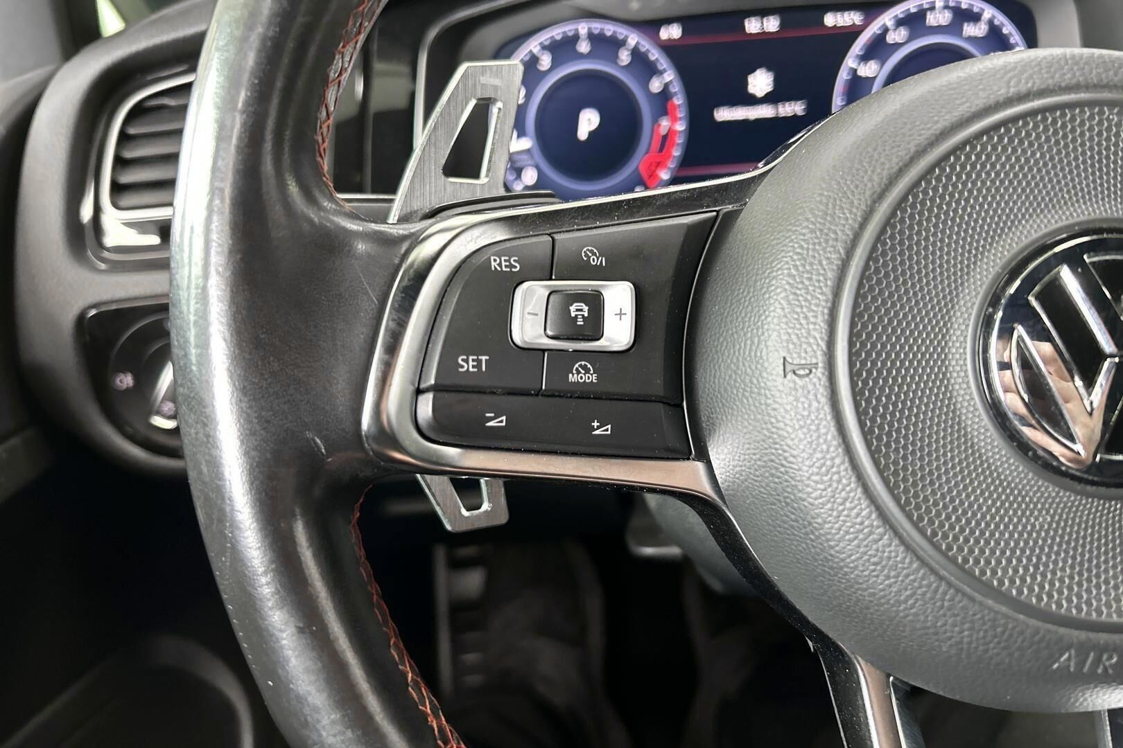 Volkswagen Golf iso kuva 11