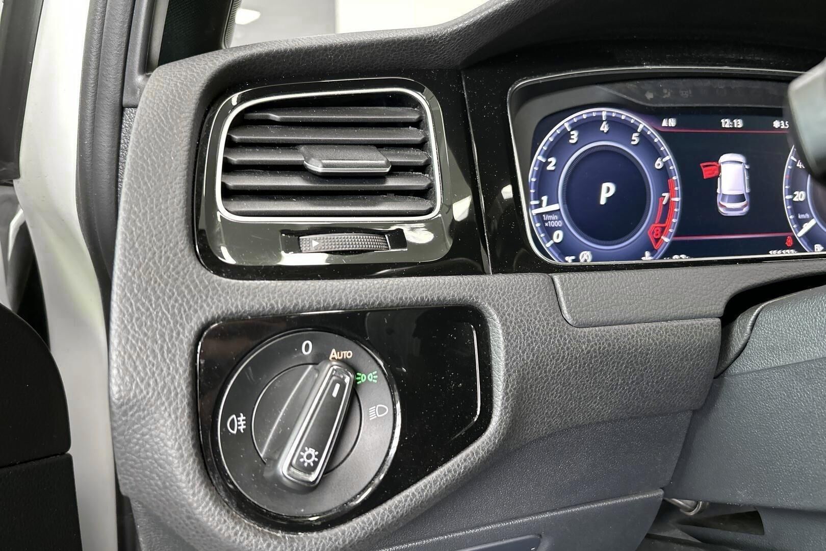Volkswagen Golf iso kuva 14