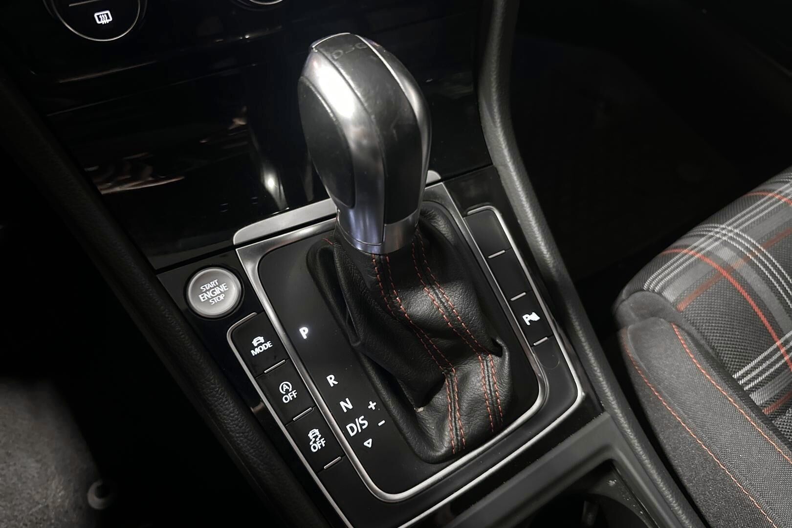 Volkswagen Golf iso kuva 19
