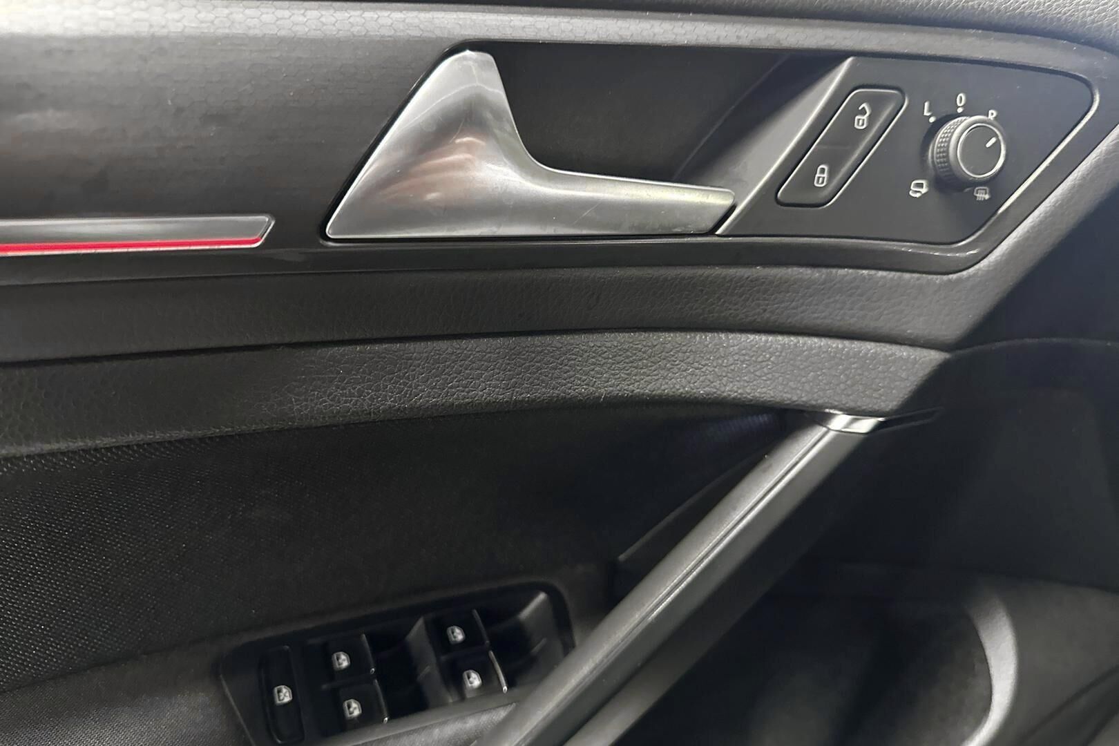 Volkswagen Golf iso kuva 24