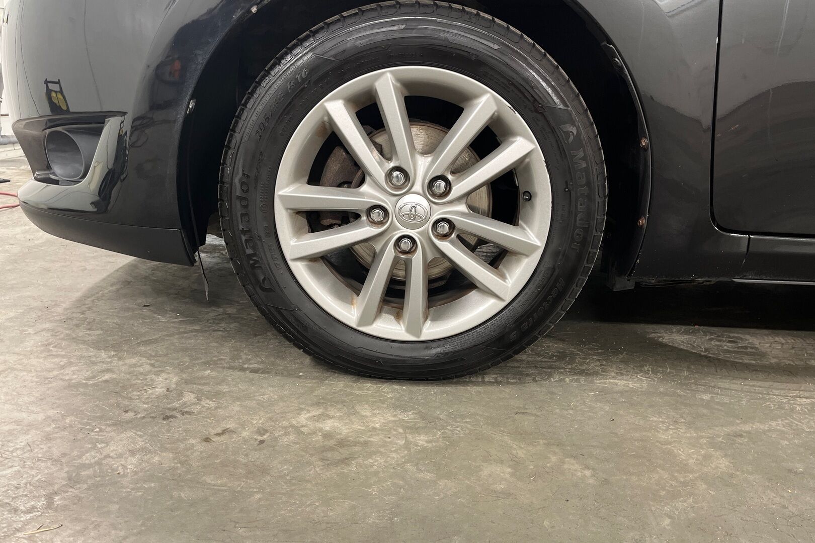 Toyota Auris iso kuva 10