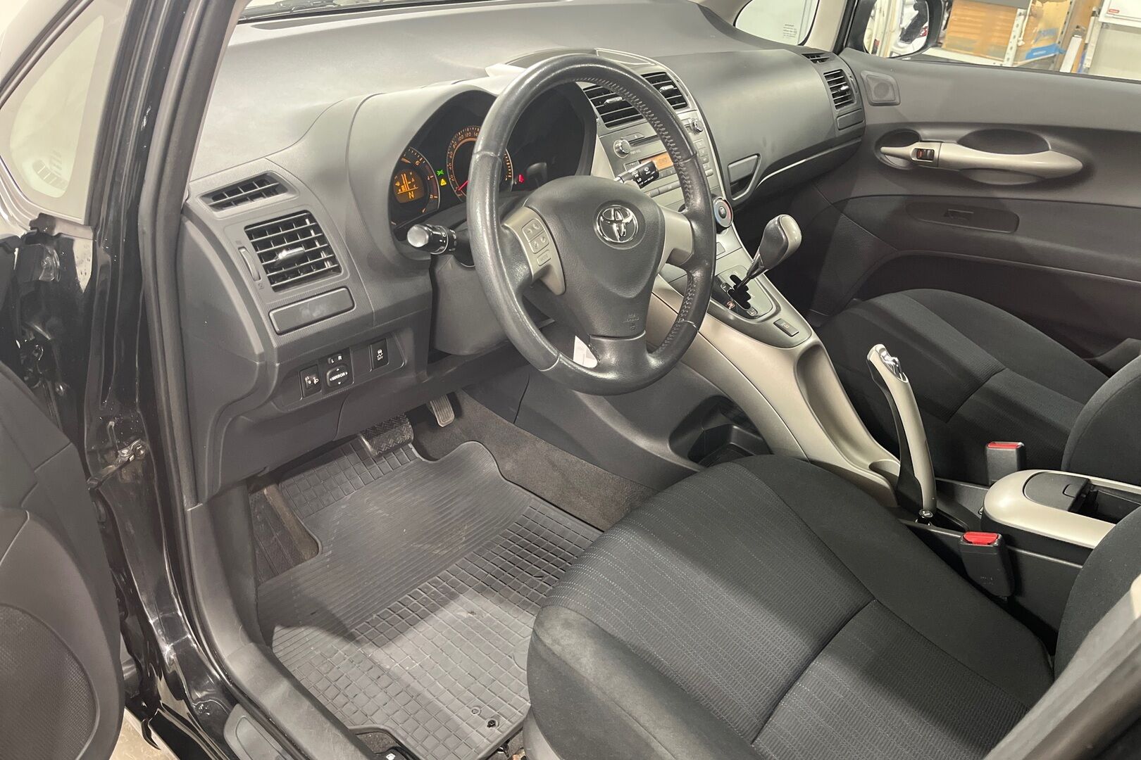 Toyota Auris iso kuva 6
