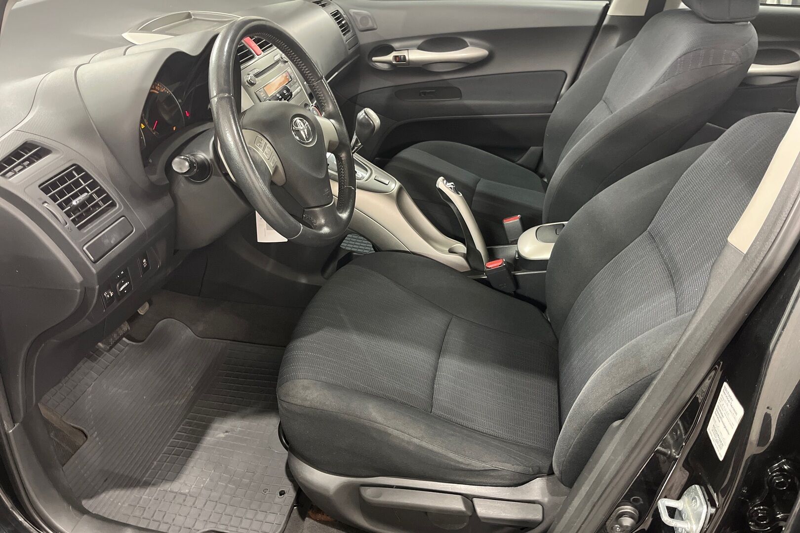 Toyota Auris iso kuva 7