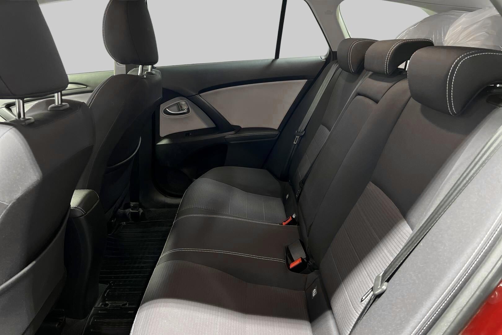 Toyota Avensis iso kuva 10