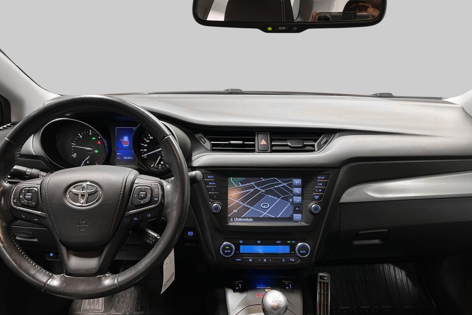 Toyota Avensis iso kuva 11
