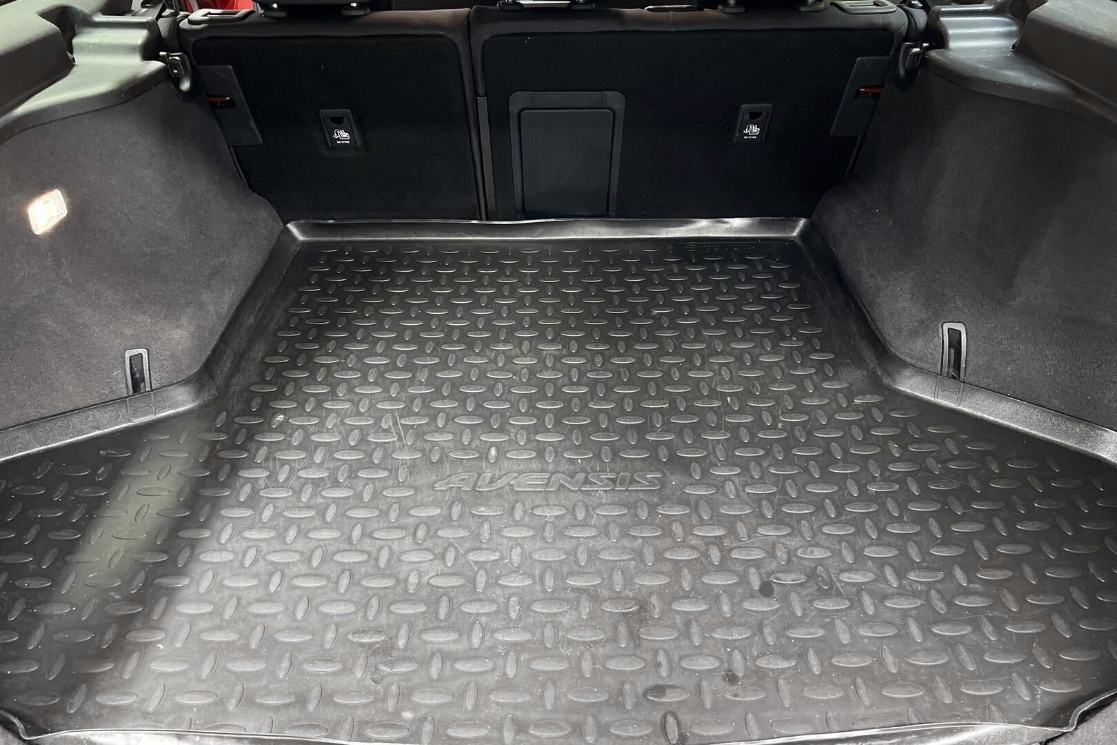Toyota Avensis iso kuva 12