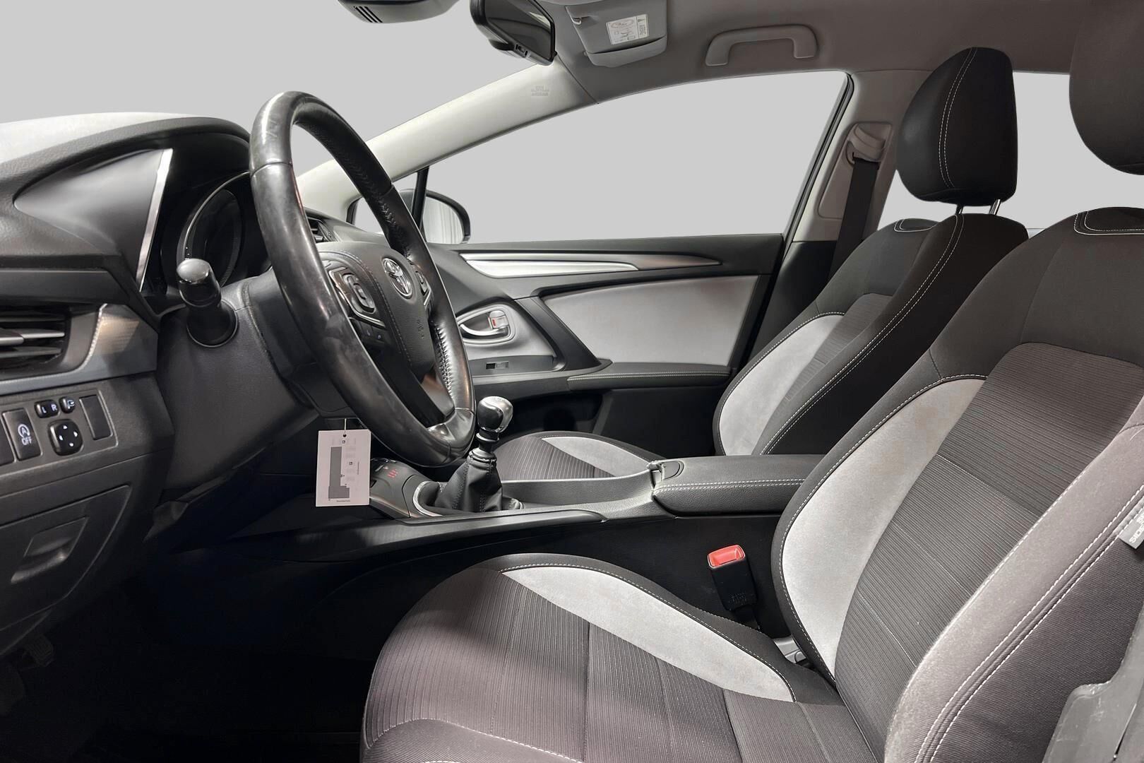Toyota Avensis iso kuva 9