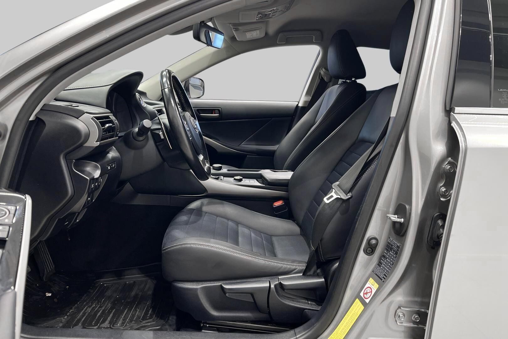 Lexus IS iso kuva 8