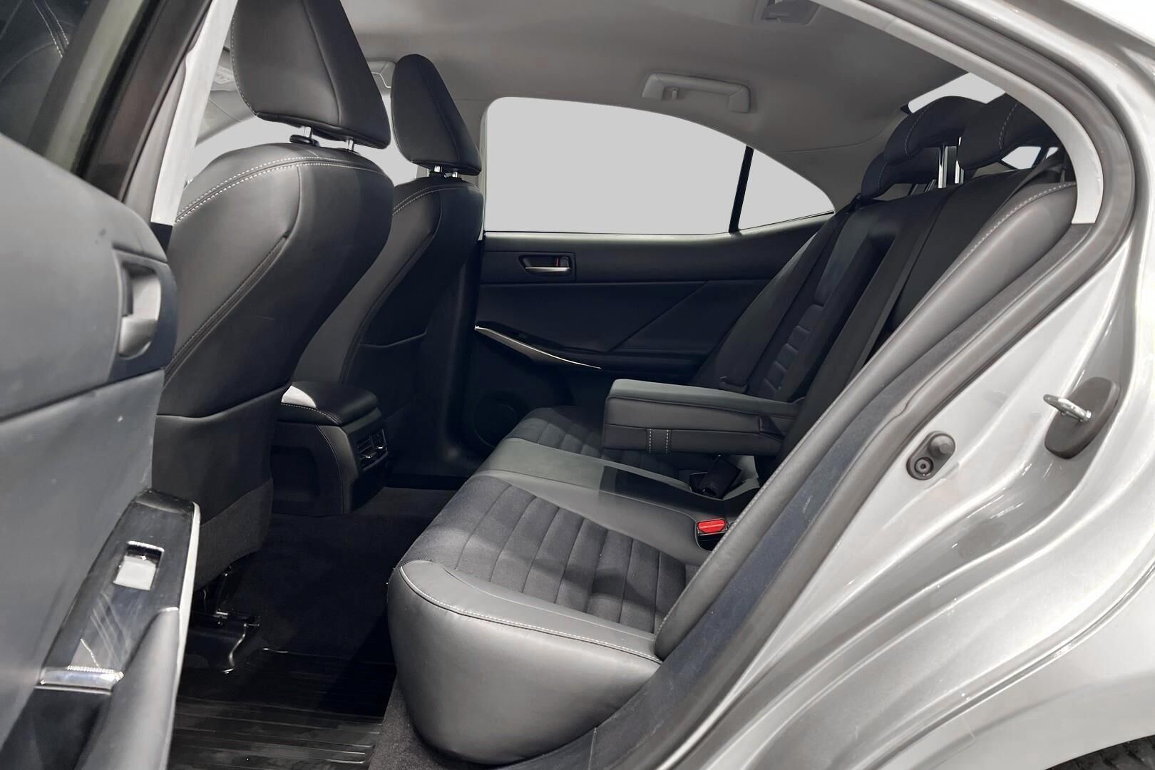 Lexus IS iso kuva 9