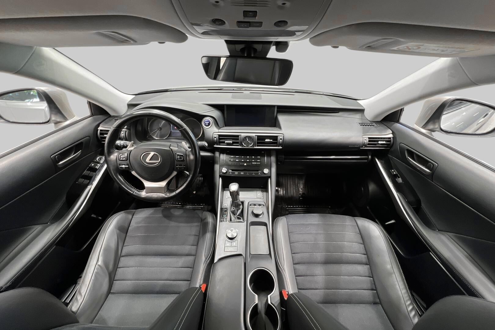 Lexus IS iso kuva 10