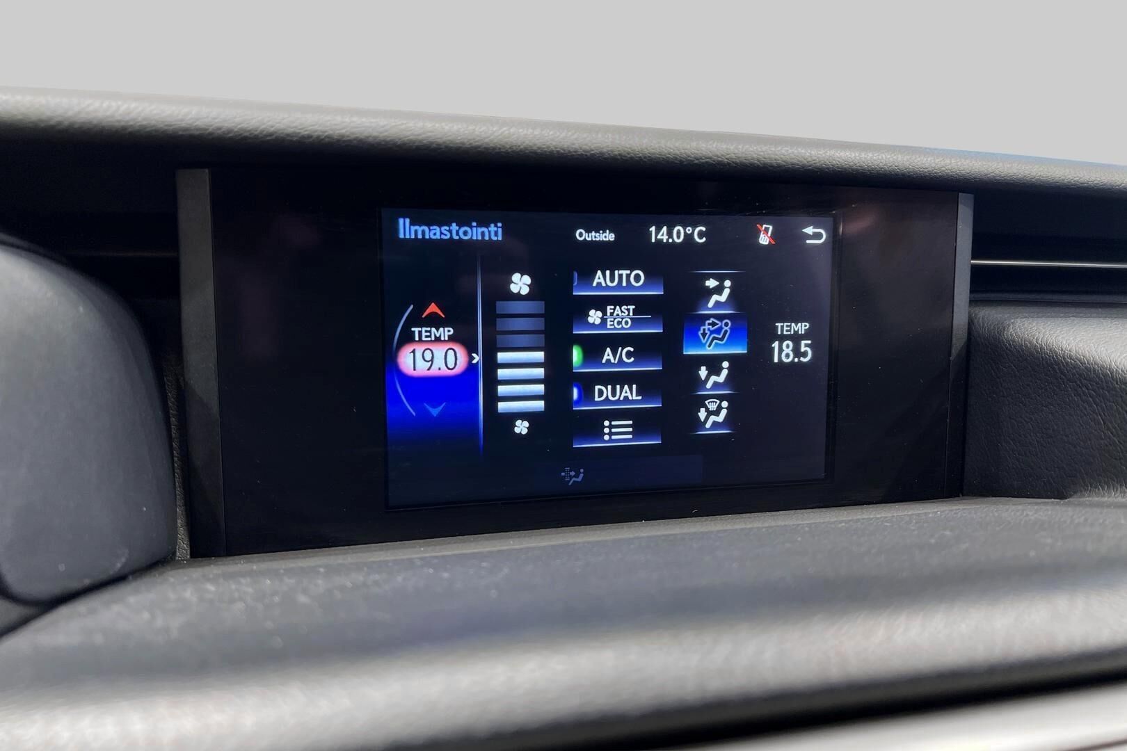 Lexus IS iso kuva 33