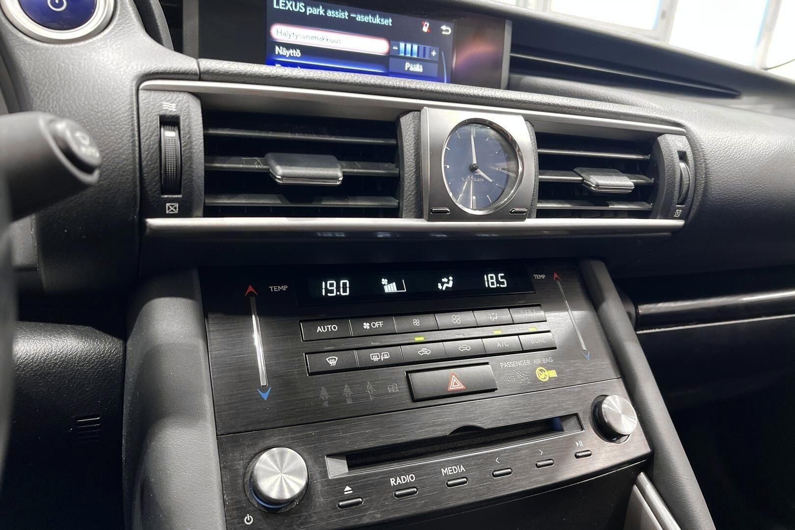 Lexus IS iso kuva 17