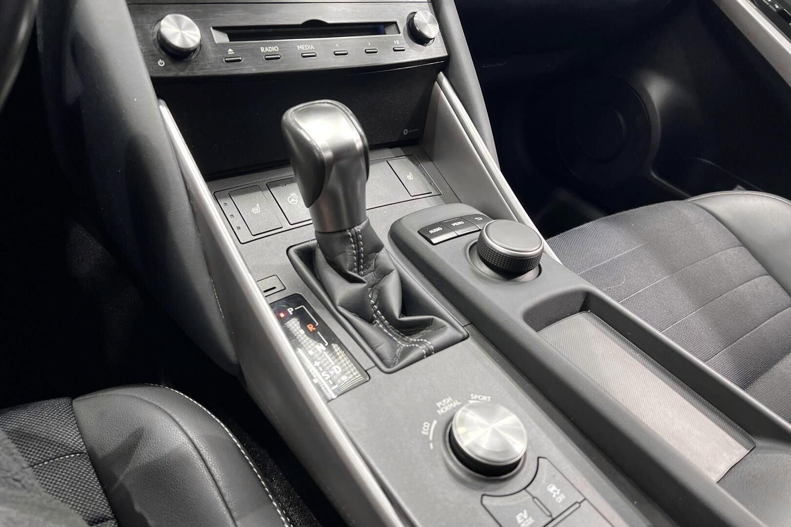 Lexus IS iso kuva 35