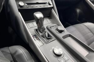 Lexus IS esikatselu 35