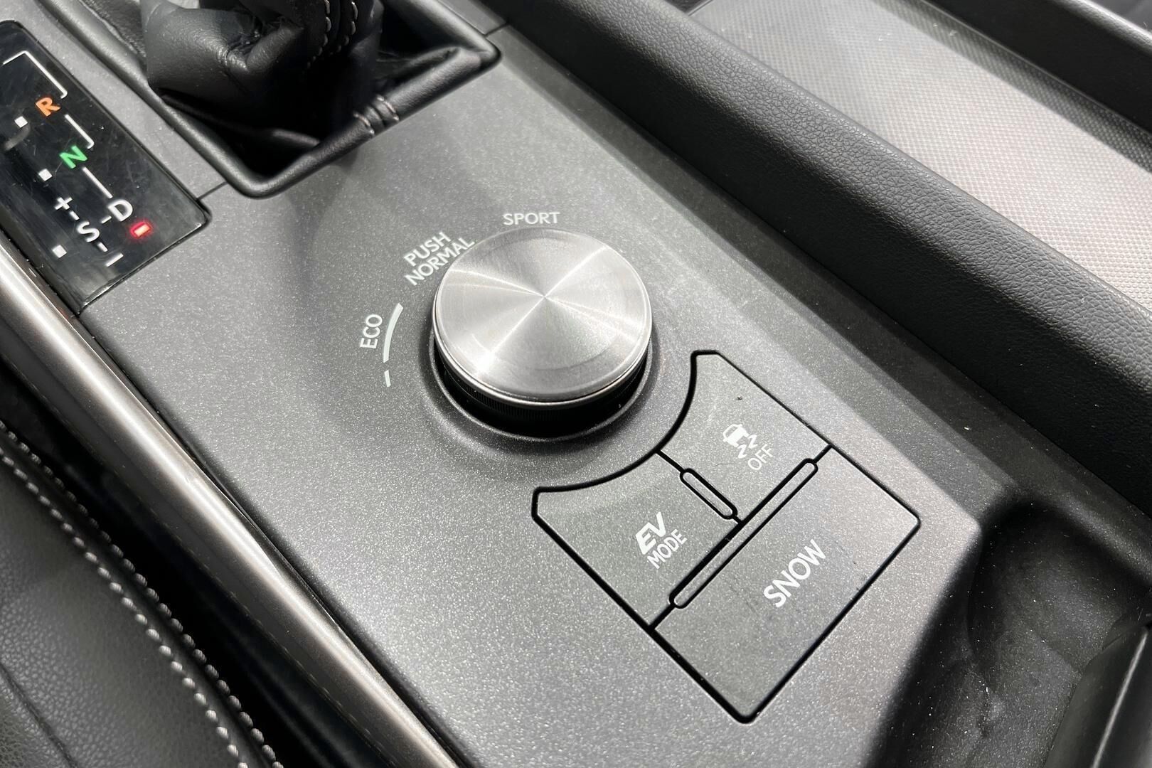 Lexus IS iso kuva 19