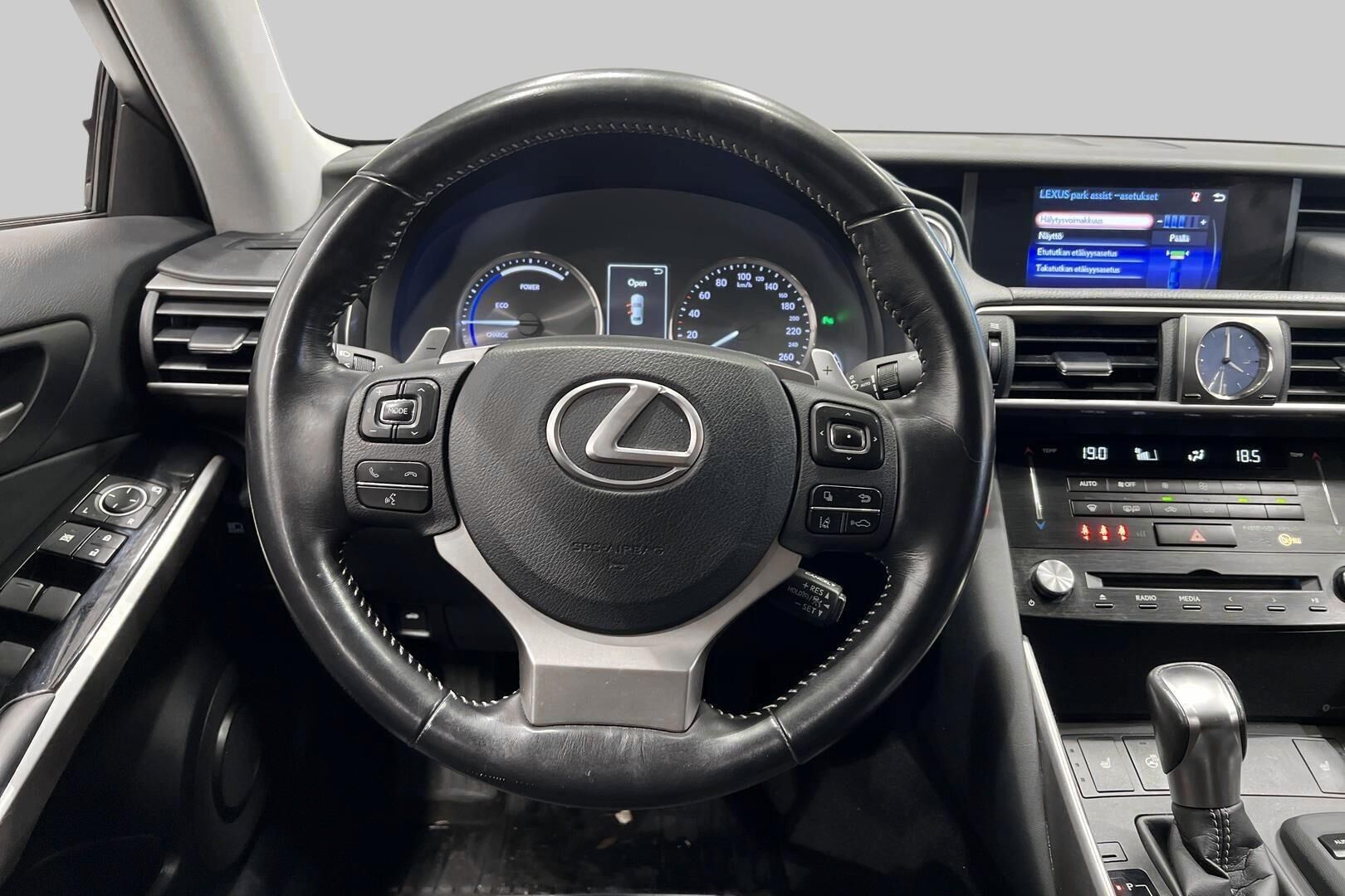 Lexus IS iso kuva 25
