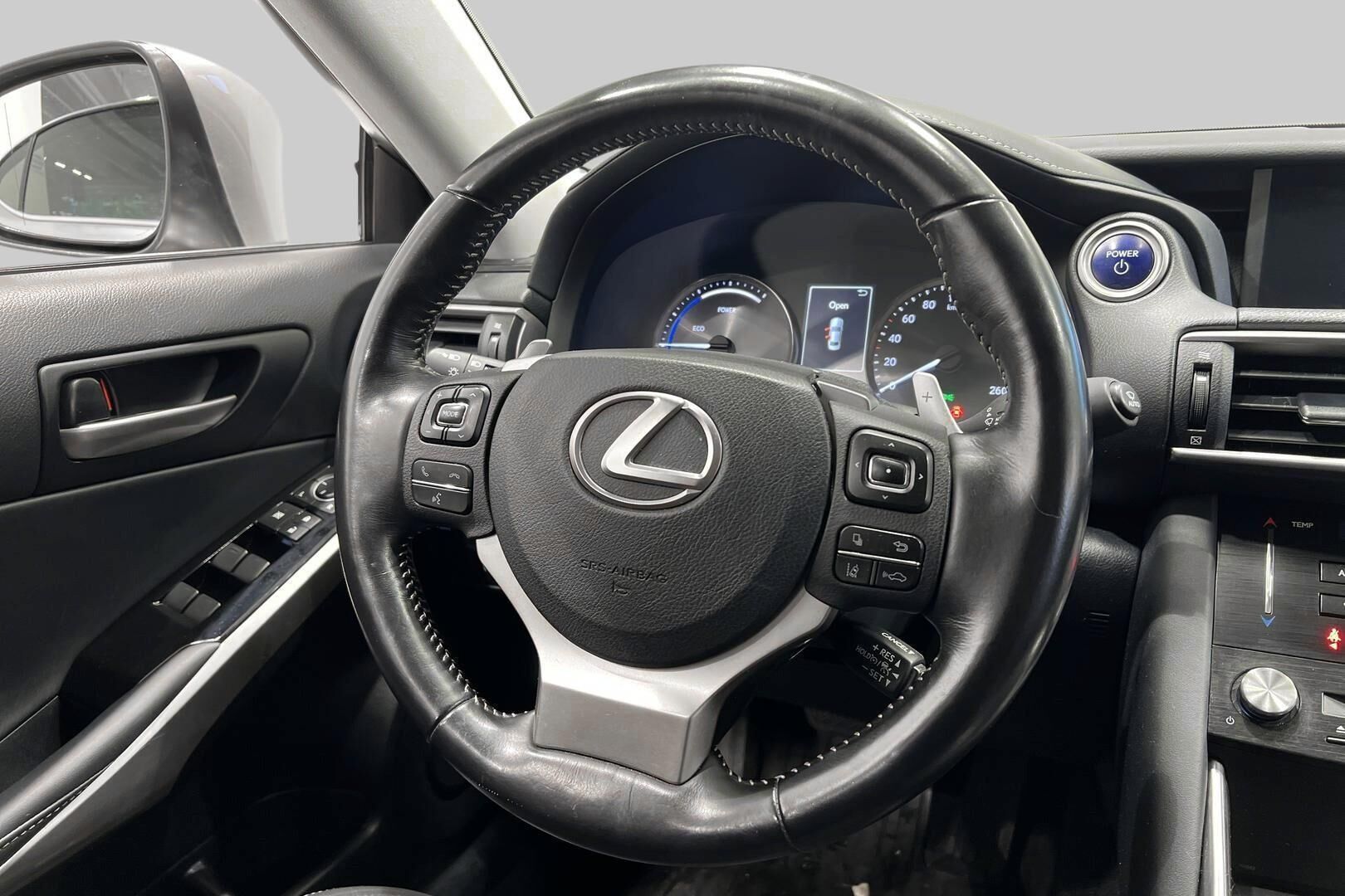 Lexus IS iso kuva 26