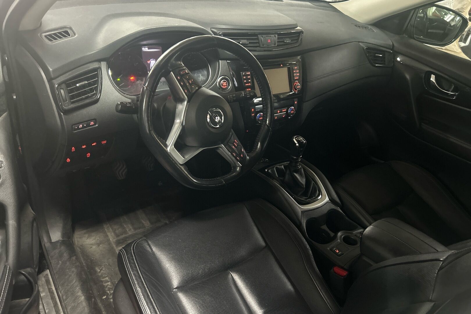 Nissan X-Trail iso kuva 1