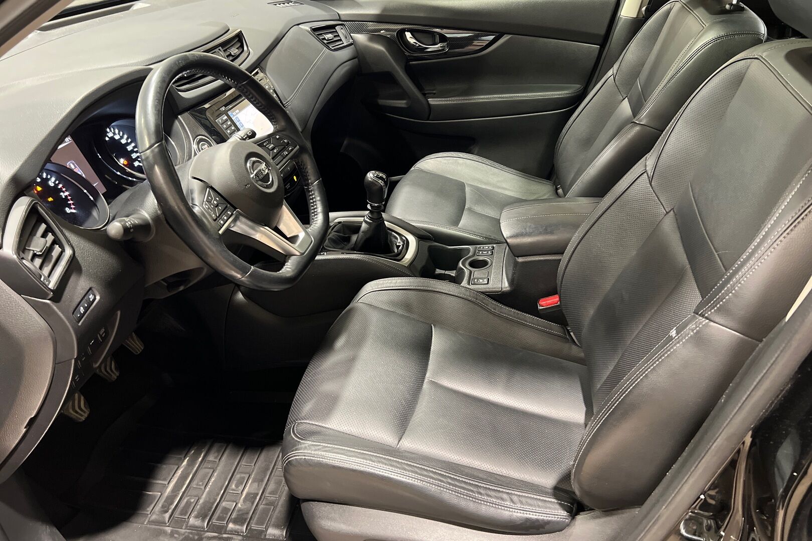 Nissan X-Trail iso kuva 5