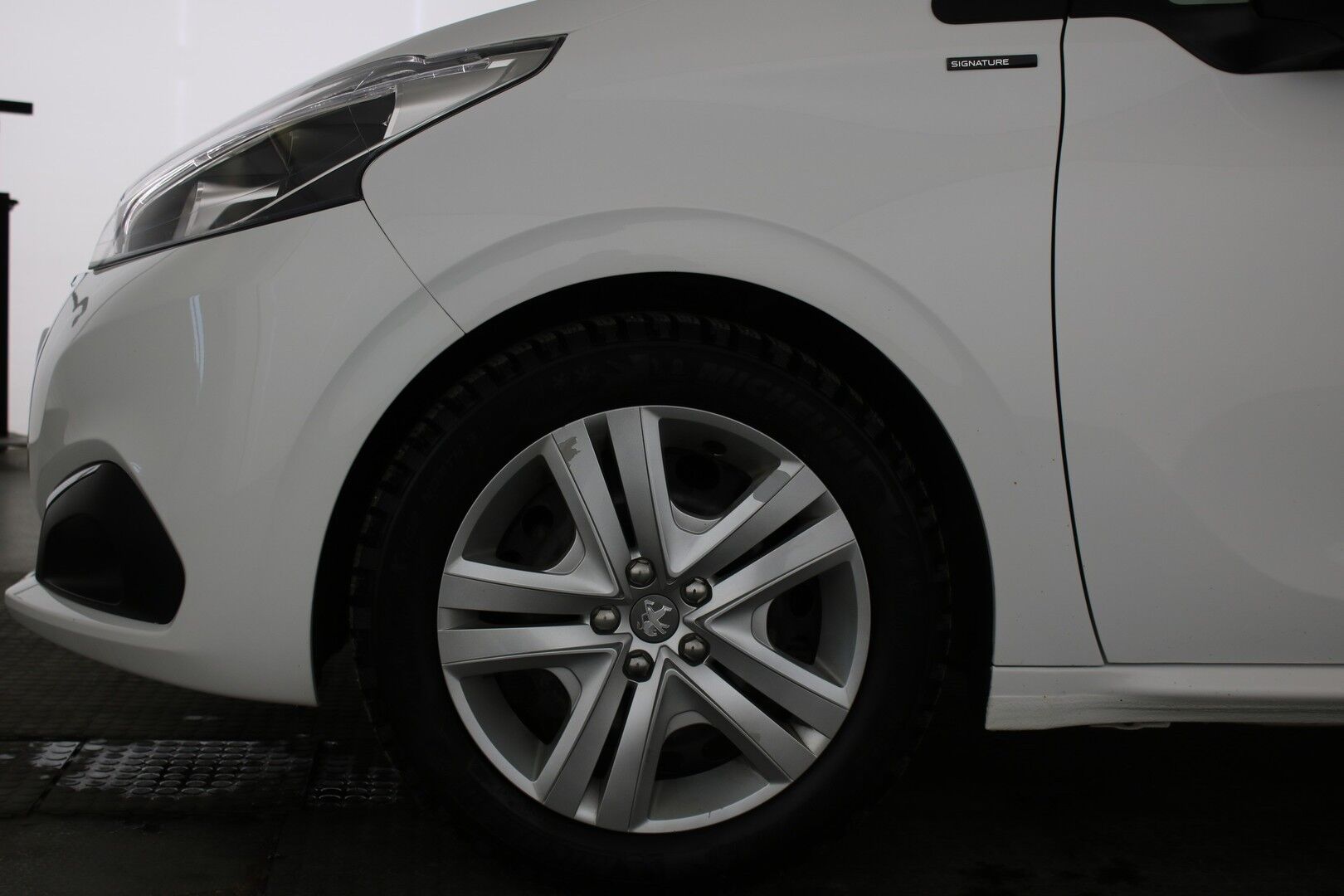 Peugeot 208 iso kuva 10