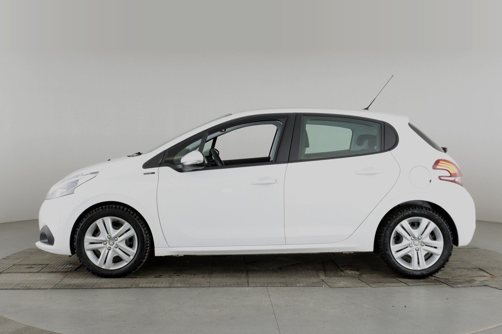Peugeot 208 iso kuva 2