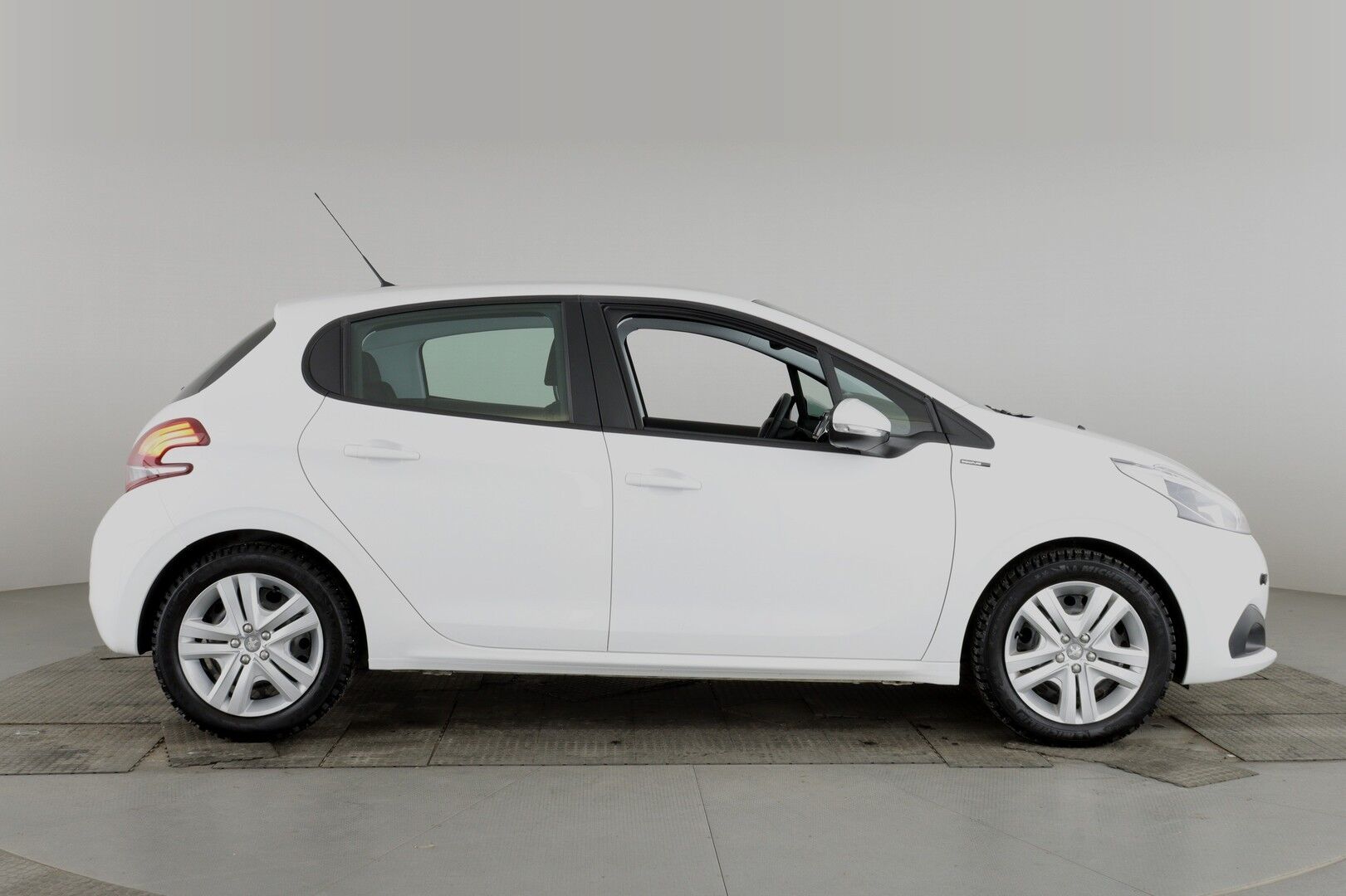 Peugeot 208 iso kuva 5