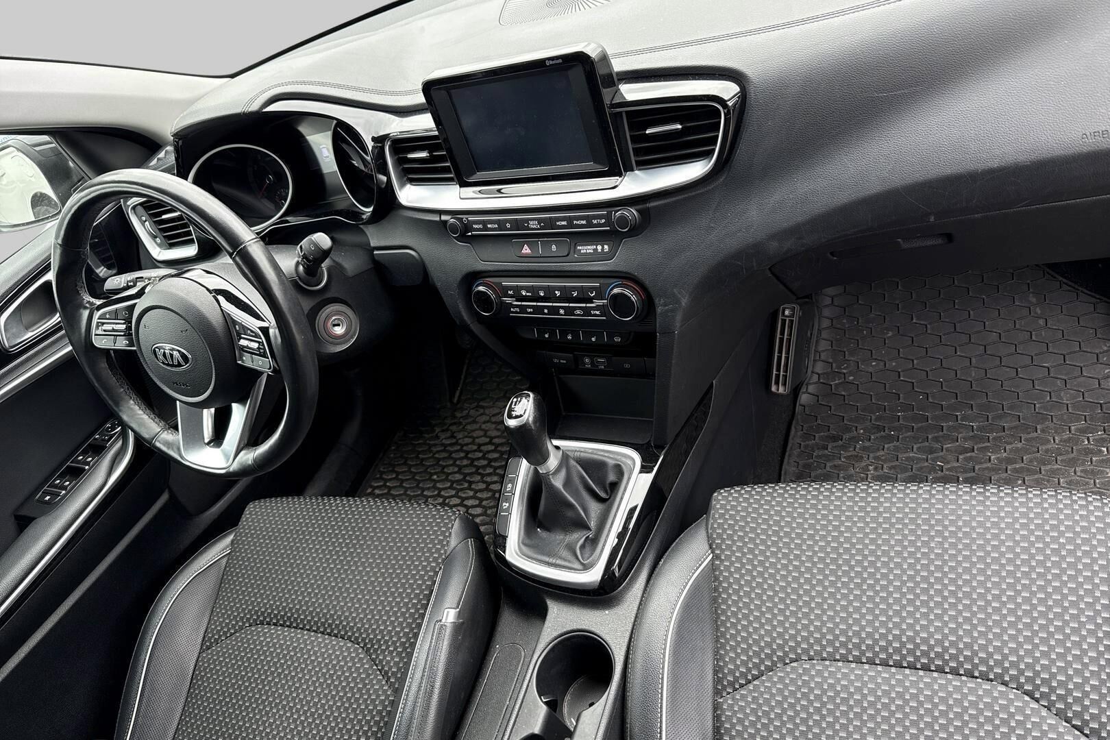 Kia Ceed iso kuva 2