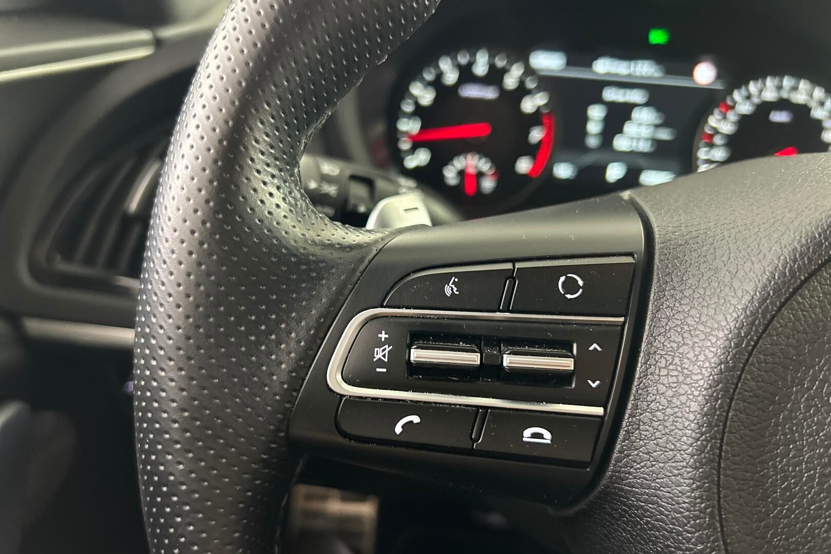 Kia Stinger iso kuva 12