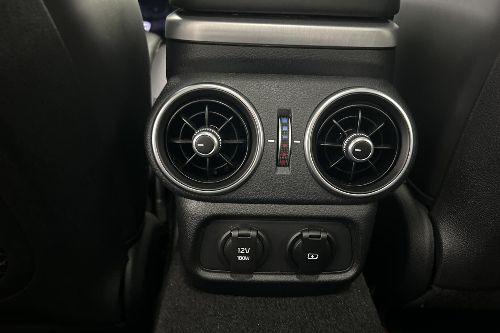 Kia Stinger iso kuva 31