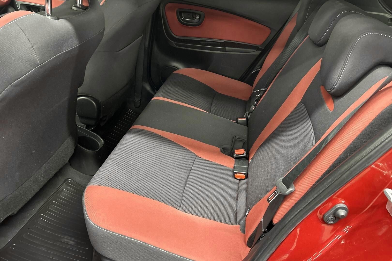 Toyota Yaris iso kuva 10