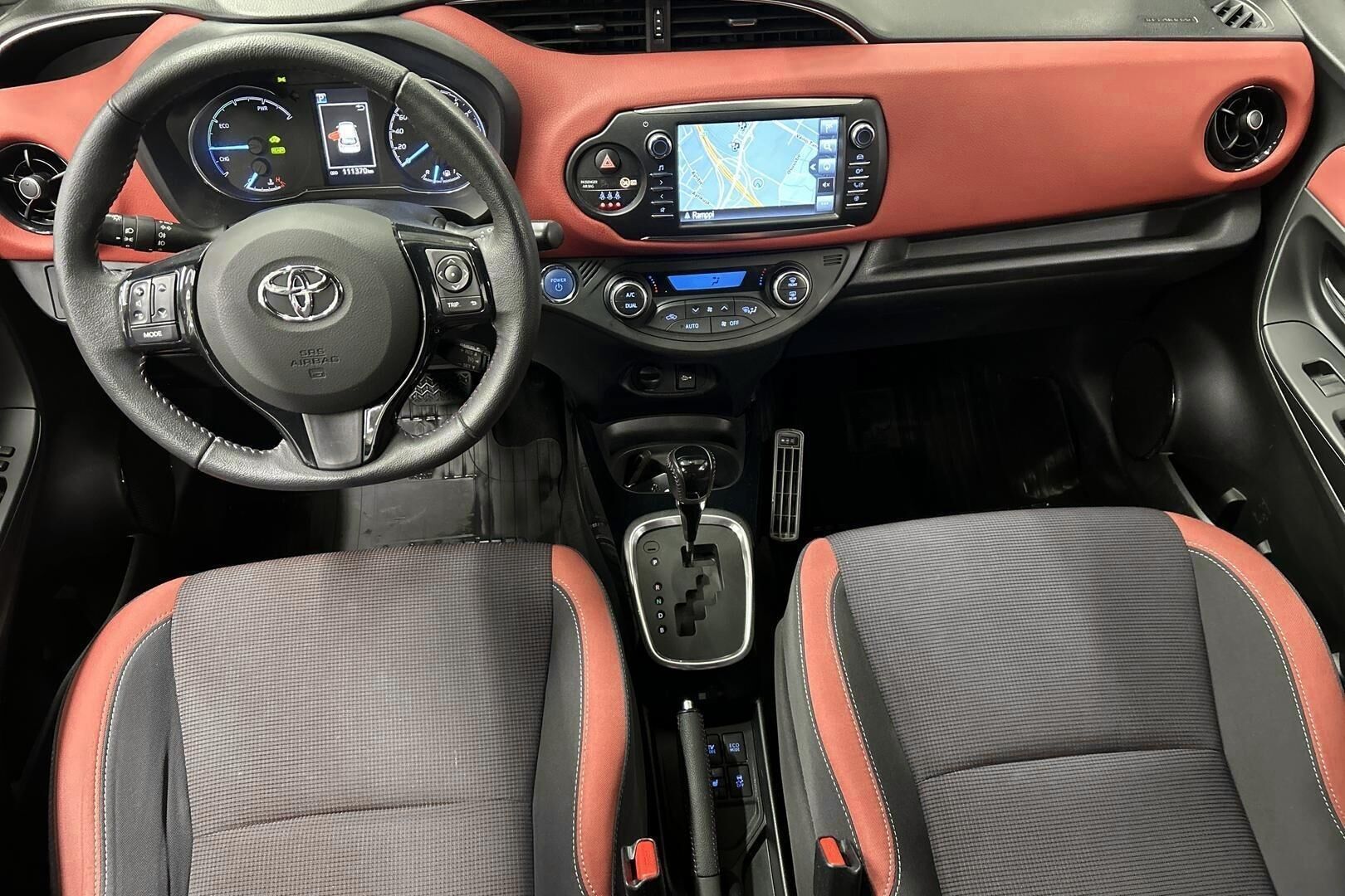 Toyota Yaris iso kuva 11
