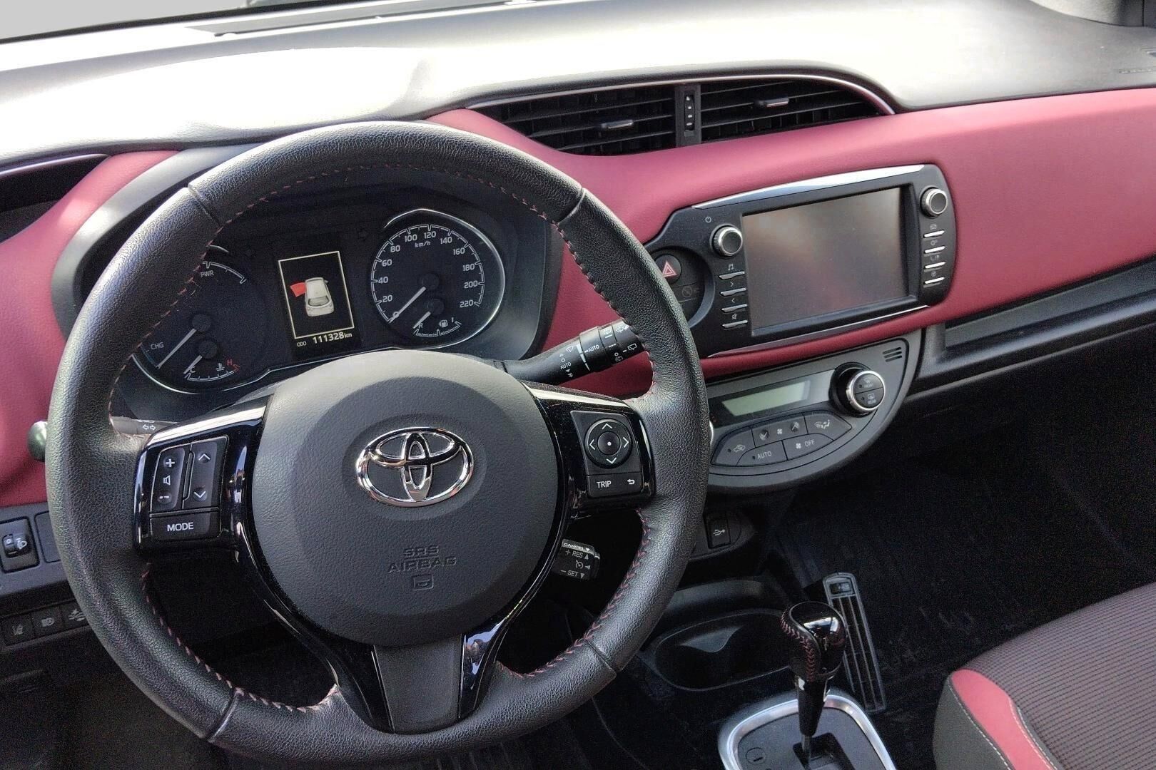 Toyota Yaris iso kuva 2