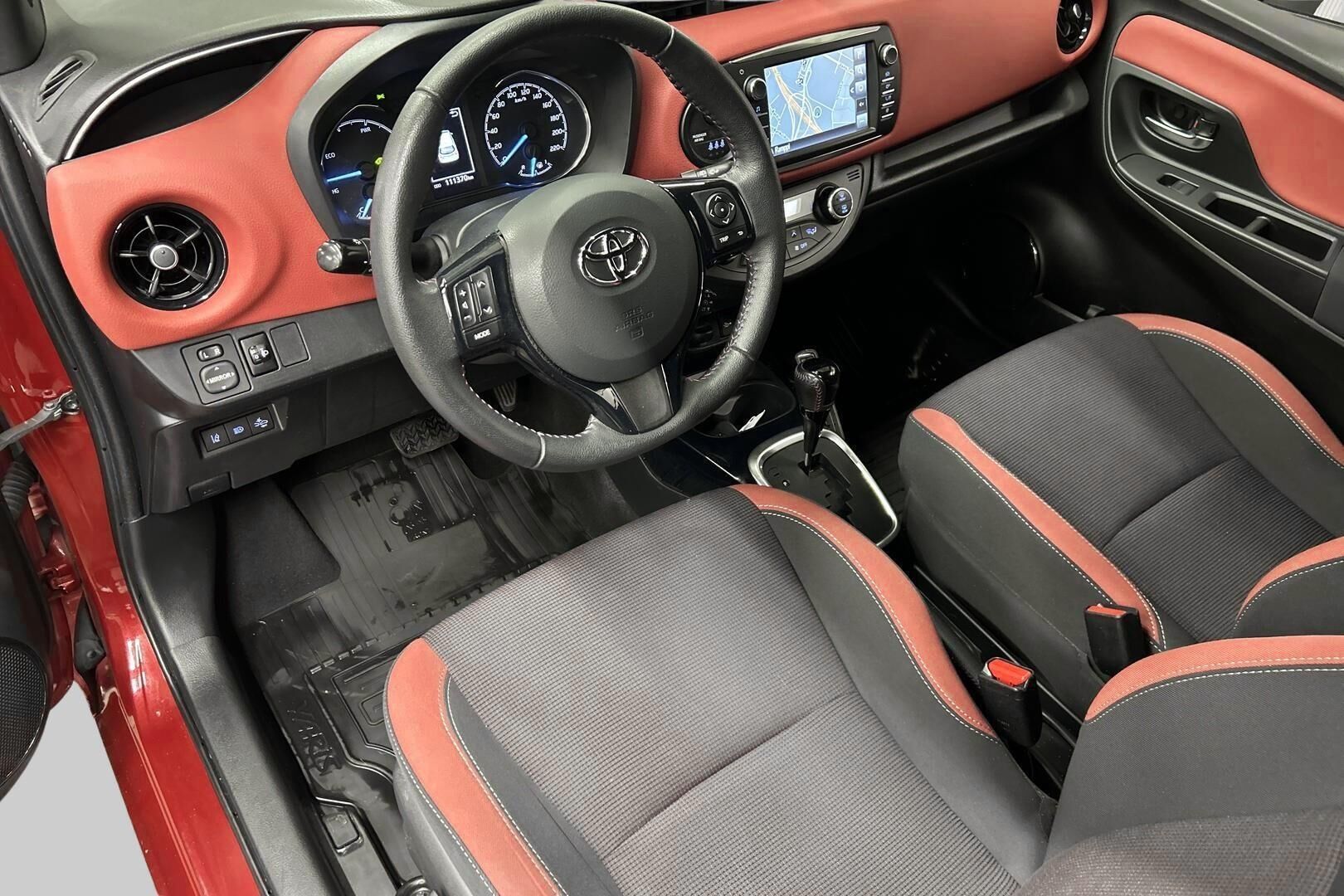 Toyota Yaris iso kuva 9