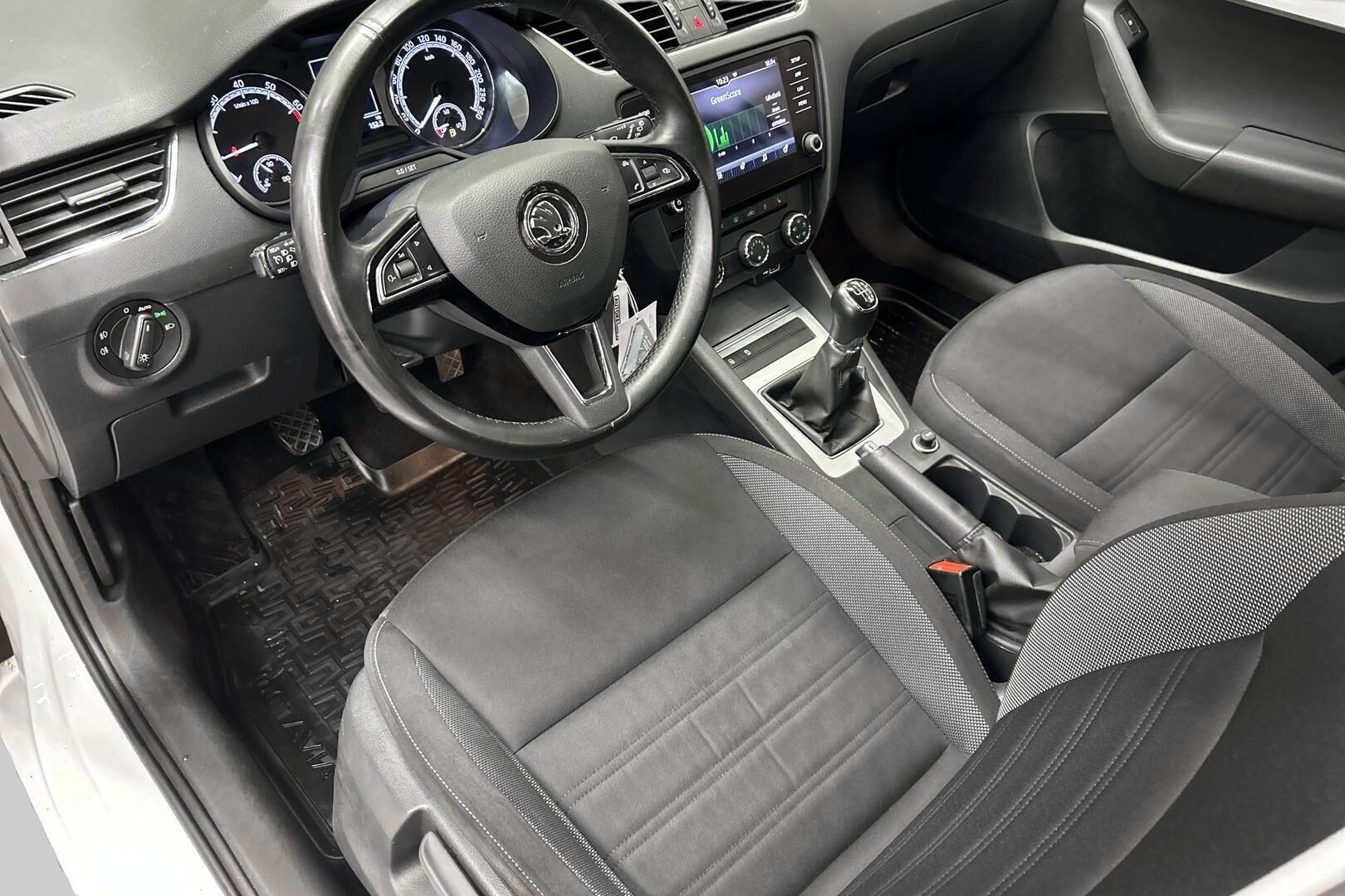 Skoda Octavia iso kuva 22