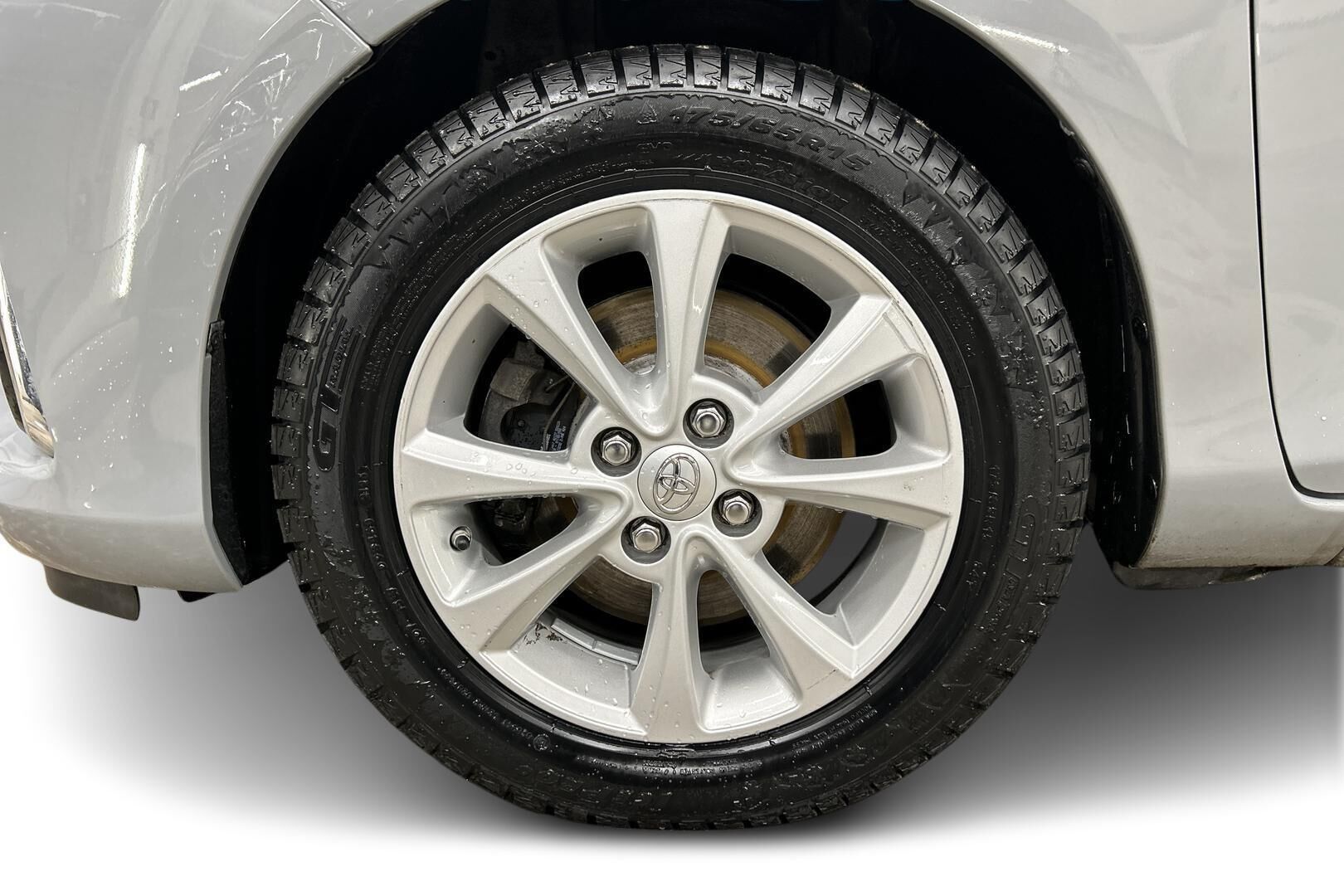 Toyota Yaris iso kuva 13